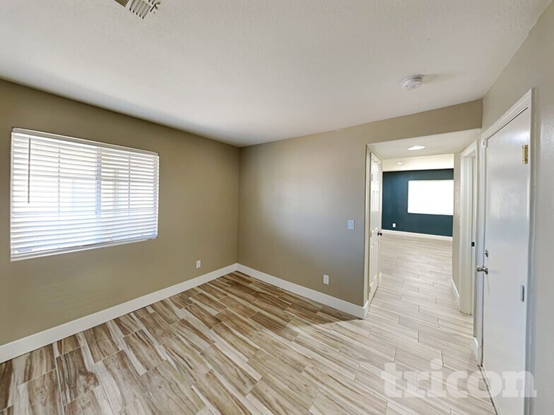 Building Photo - 409 W Azure Ave