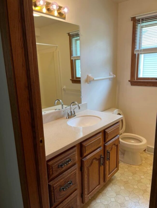 Building Photo - 5203 W Ridge Rd