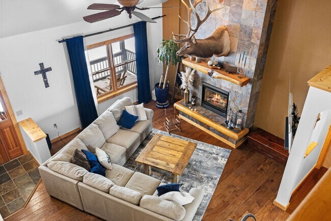 Building Photo - Spacious 6-bedroom, 4.5-bathroom home is i...