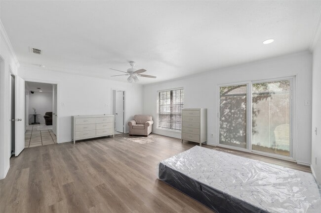 Building Photo - 2123 Mistletoe Ave
