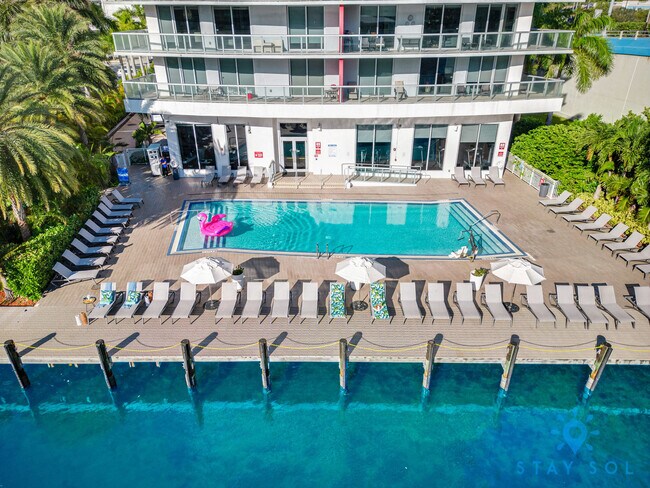 Building Photo - 2602 E Hallandale Beach Blvd