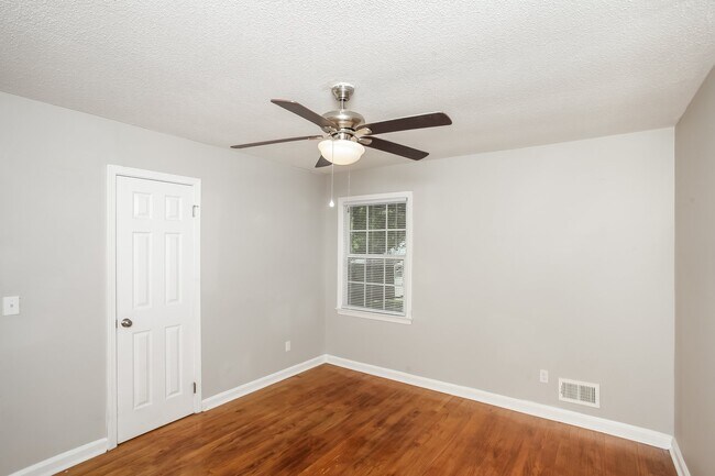 Building Photo - 1605 Edgemore Rd