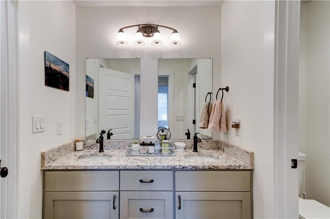 Building Photo - 2715 Zaragosa St