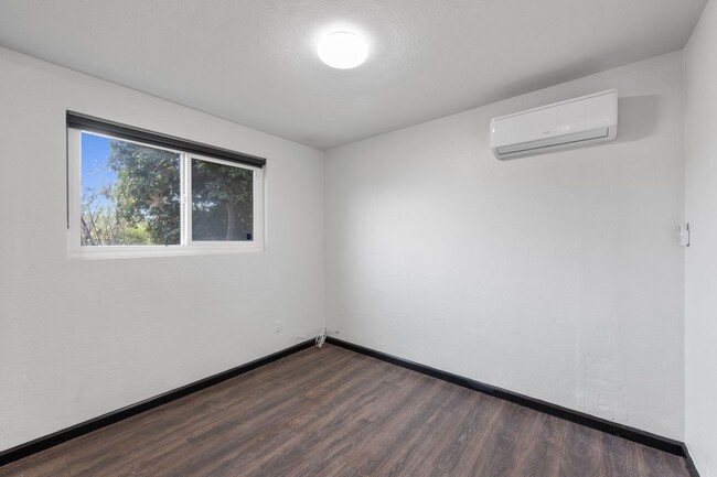 Building Photo - MOVE IN SPECIAL: 1/2-Off First Month's Ren...