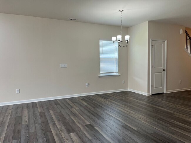 Building Photo - AMAZING LOCATION, Fantastic 4 Bed Home, In...