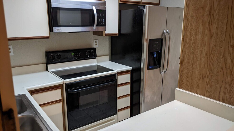 Microwave oven and refrigerator - 11321 Avenida de los Lobos