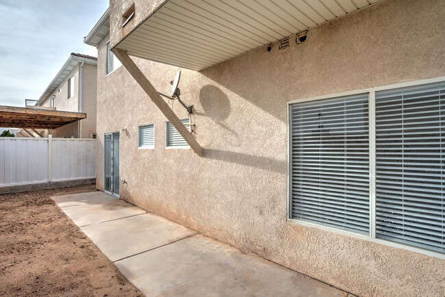 Building Photo - Five bedroom, three bath, 2,300 sq ft town...