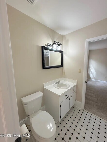 Building Photo - 107 E Baywood Ln