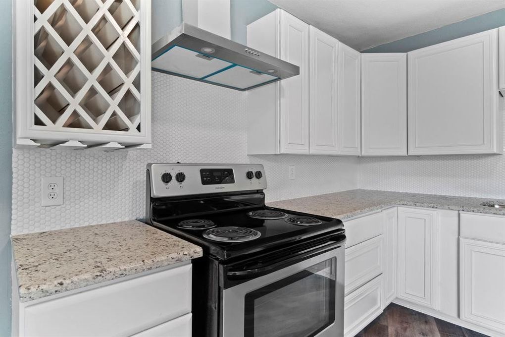 Building Photo - 1910 Danube Dr