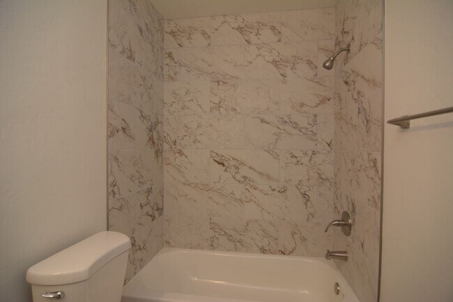 Building Photo - 2 Bedroom 1 Bath Apartment! Close to the U...