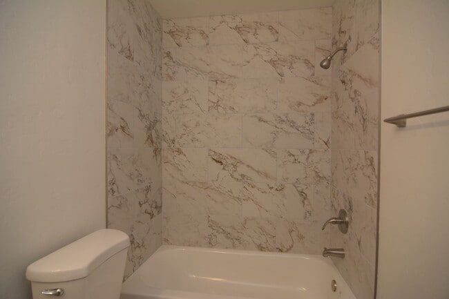 Building Photo - 2 Bedroom 1 Bath Apartment! Close to the UofA and Downtown!