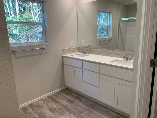 Building Photo - Gorgeous  4 Bed 2.5 Bath Home in Camas! Union School District! Laminate Floors Throughout Main! S...