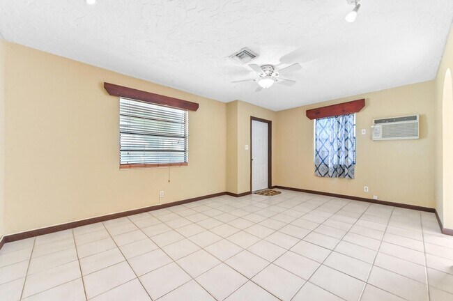 Building Photo - 811 32nd St