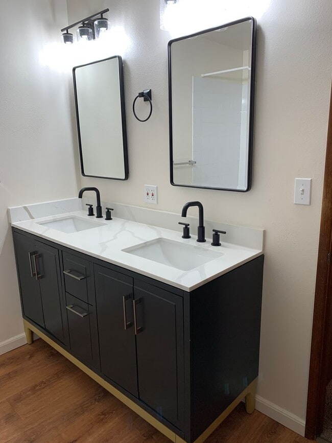 Building Photo - AVAILABLE NOW!! West side - 2 Bdrm, 1 Bath