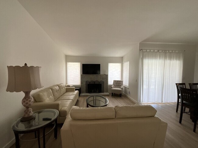Building Photo - 2 bedroom 2 bath plus bonus room