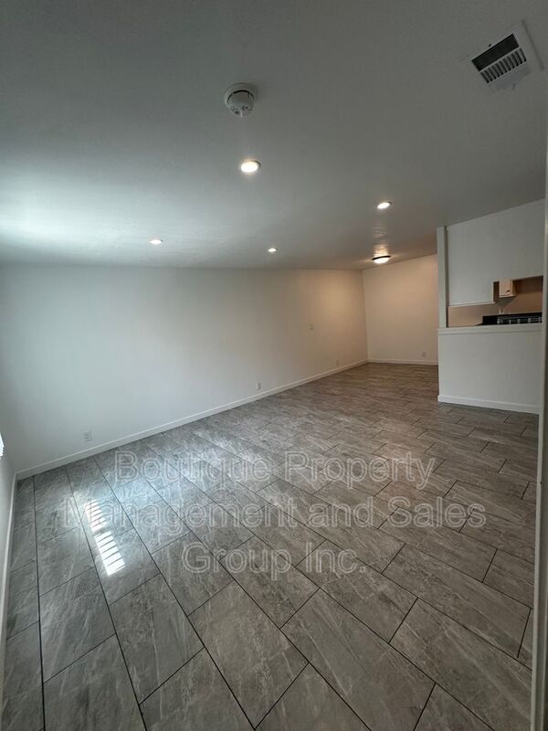 Building Photo - 301 N Tustin Ave