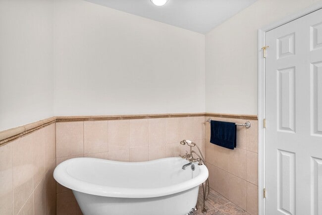 Building Photo - 4 Bed 3 Bath - Silver Spring Single Family...