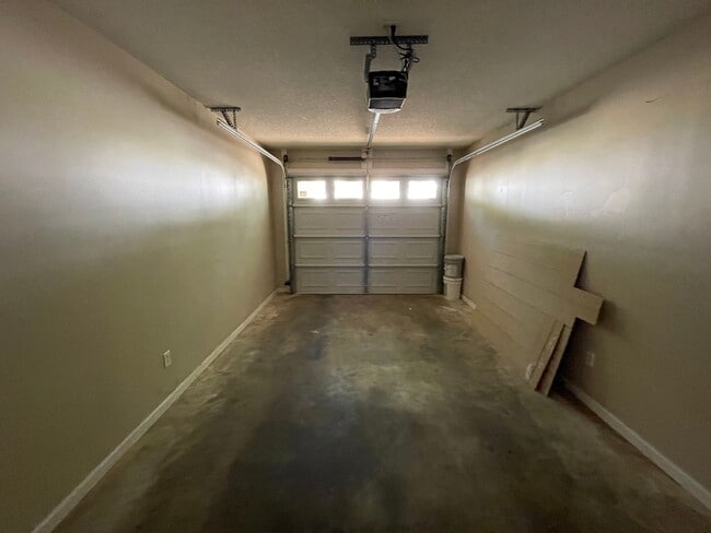 Building Photo - Foxhill Commons - 12 Month Minimal Lease! ...