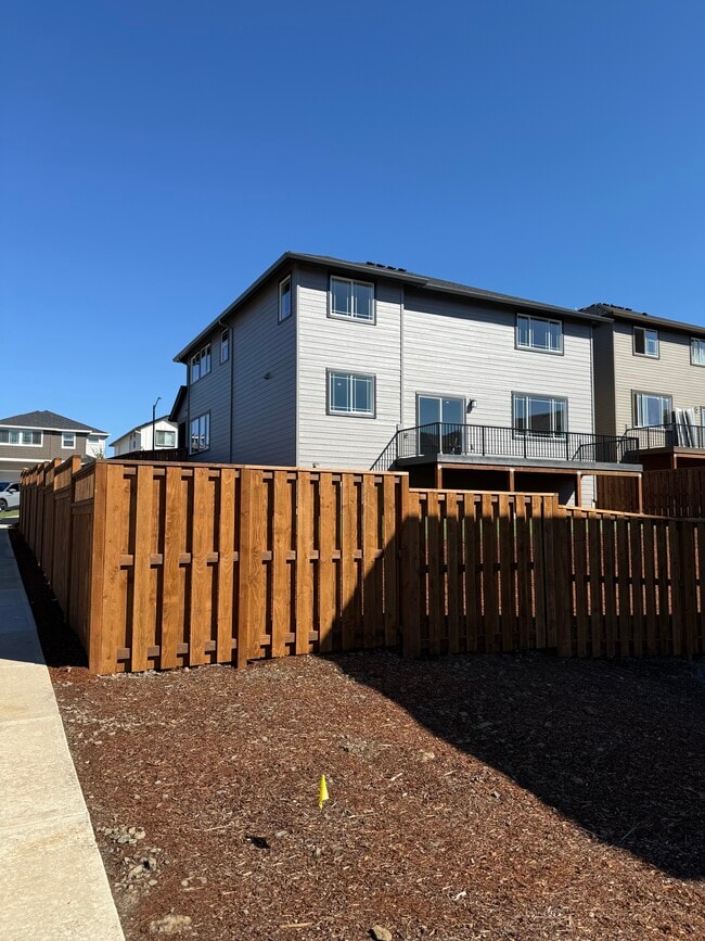 Building Photo - 16870 SW Leaf Ln