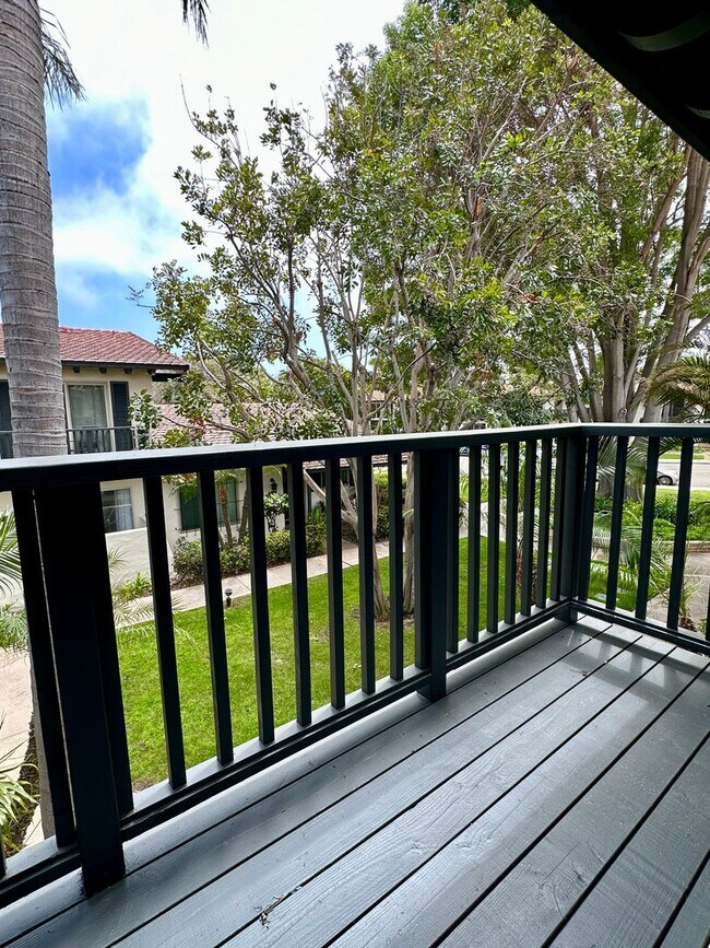 Building Photo - 3266 Loma Riviera Dr