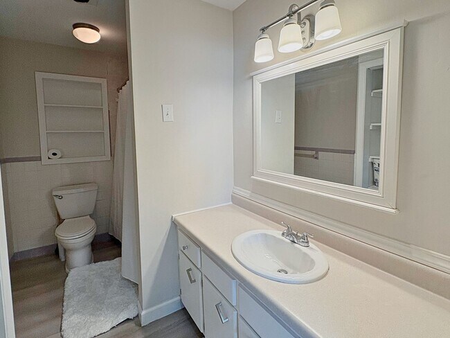 Building Photo - Spacious 3BR Home with Garage, Fenced Yard & Covered Patio in Seminole