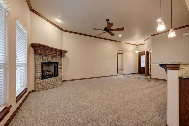 Building Photo - Beautiful & Large 4 Bed 2 Bath Home in Edmond!