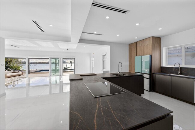 Building Photo - 1101 S Shore Dr