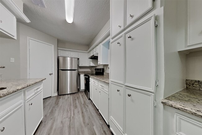 Building Photo - 11835 Hillbrook Dr