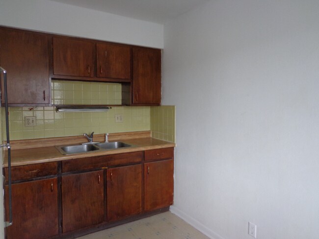 Building Photo - 712 Cedar Dr