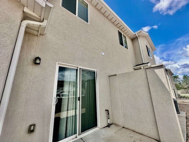 Building Photo - 3 bed -2.5 bath - Newer townhome in the heart of Cedar City!