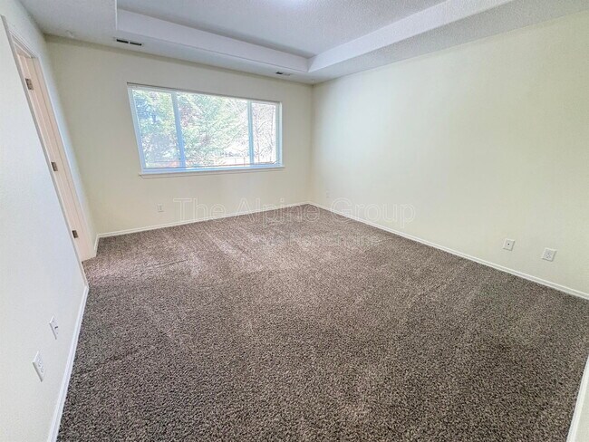 Building Photo - 1430 NE Glen Ellen Dr