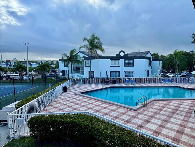 Building Photo - 9731 Fontainebleau Blvd