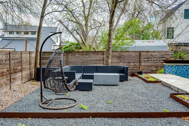 Building Photo - 2005 Bluebonnet Ln