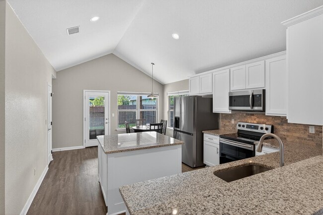 Building Photo - 830 Cypress Ln