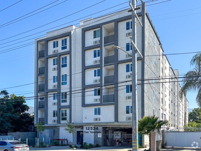 Building Photo - LEASE UP