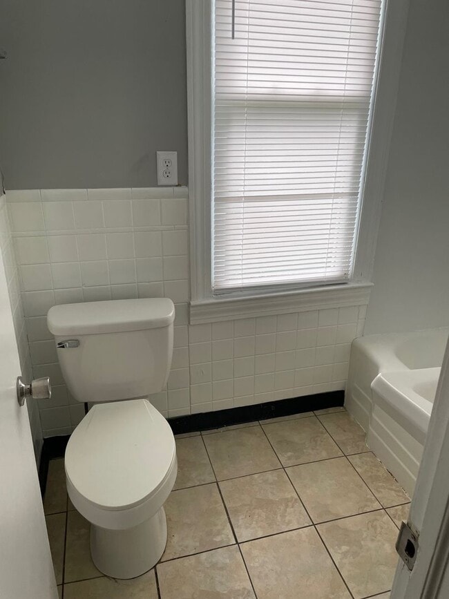 Building Photo - 740