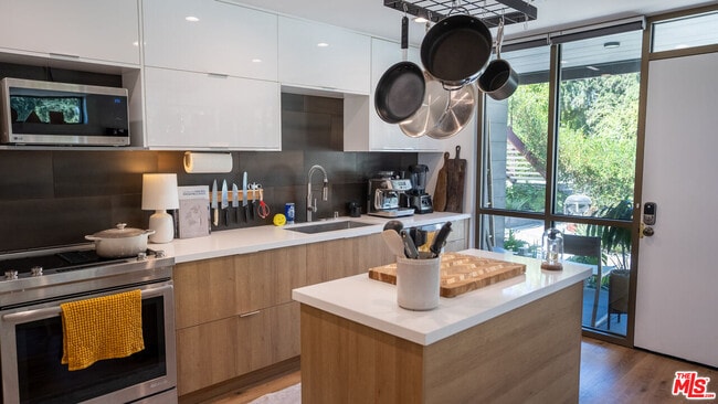 Building Photo - 2811 Waverly Dr