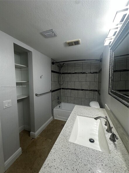 Building Photo - 12760 Vista Isles Dr