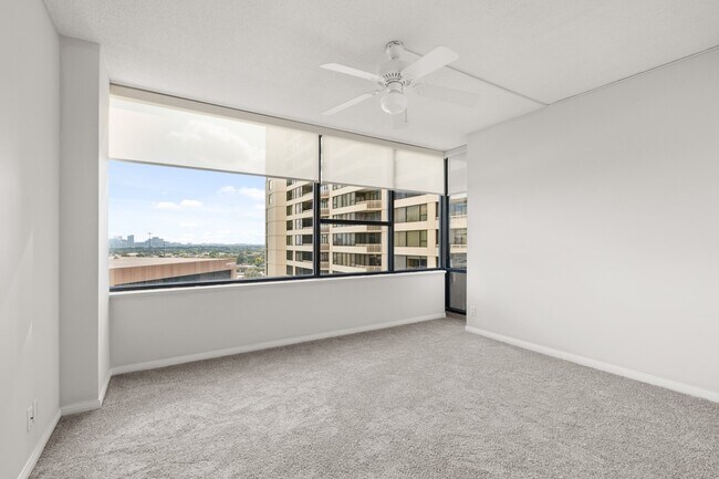 Building Photo - 14 Greenway Plz