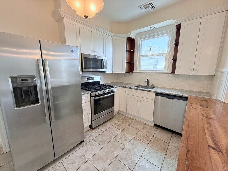Building Photo - 5430 Hawthorne Pl