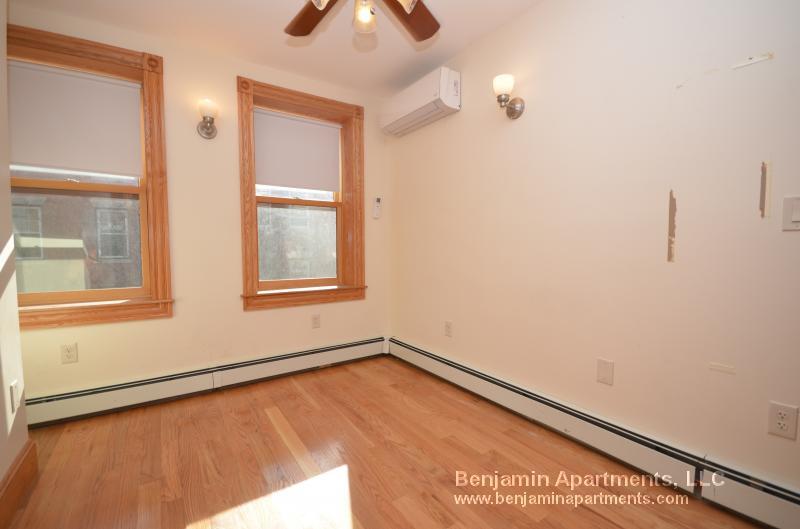 Building Photo - 5 Phillips St