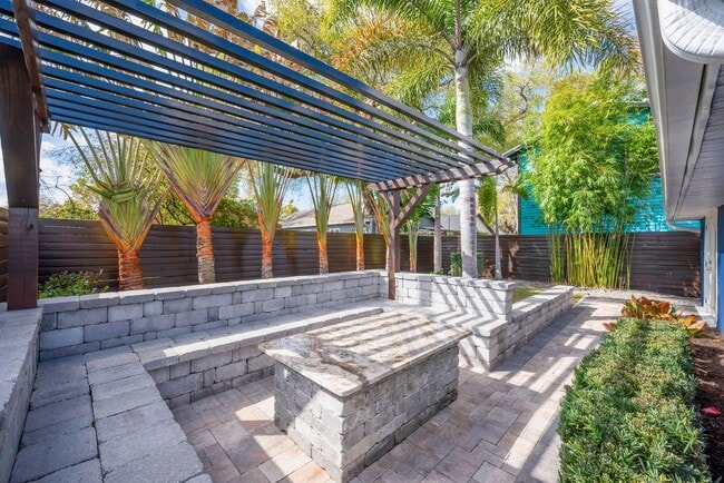 Building Photo - Charming & Deceptively Spacious 4BR Home in South Seminole Heights – Fully Renovated!