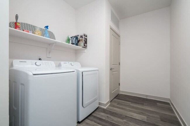 Building Photo - 5775 Sunrise Wy