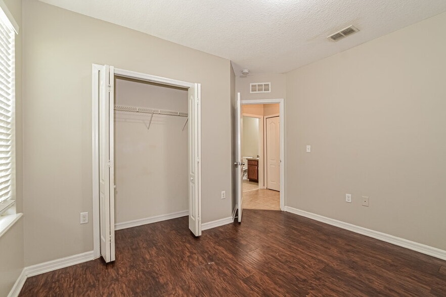 Building Photo - 220 Daigledog Dr