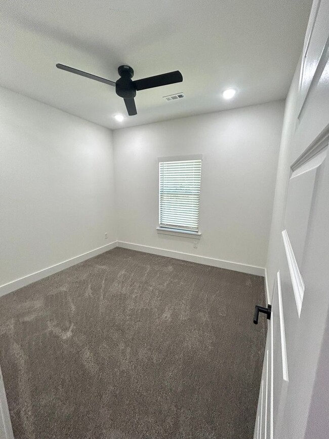 Building Photo - 23 Lockerbie Cir