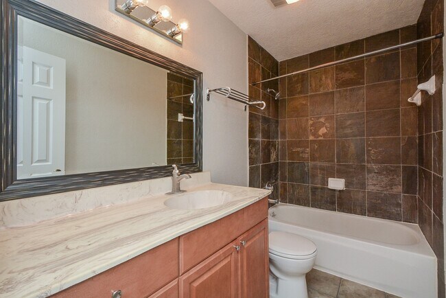 Building Photo - 13859 Hollowgreen Dr