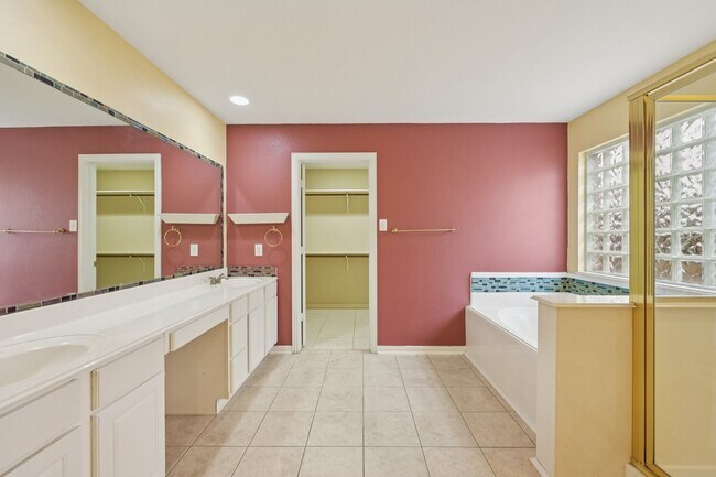 Building Photo - 15114 Magnoliabough Pl