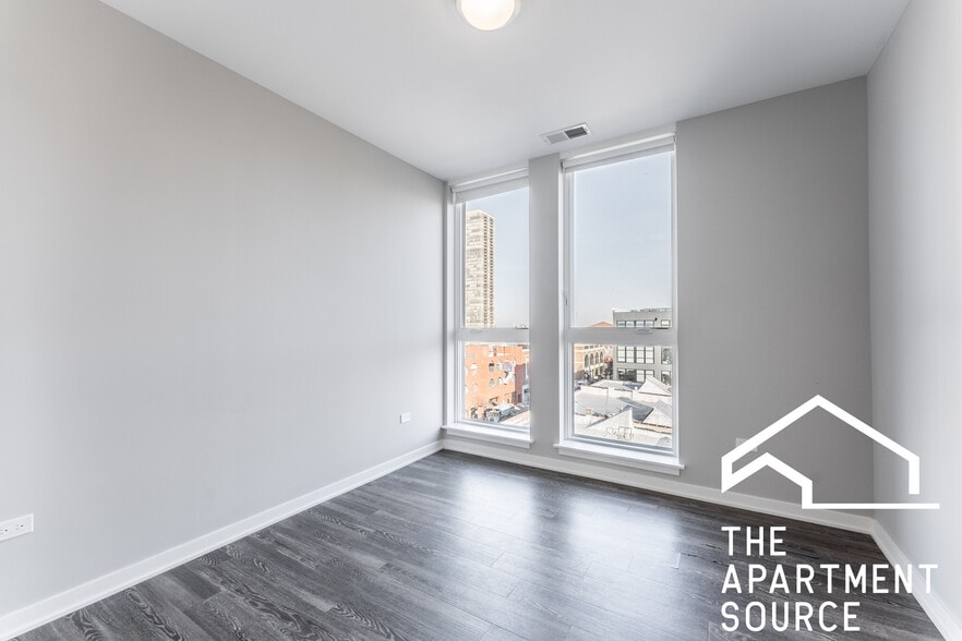 Building Photo - 301 W North Ave