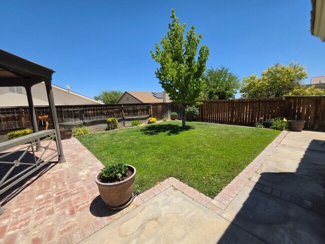 Building Photo - Spacious 4 Bedroom 2 bath Home in Victorville – Landscaping Included!