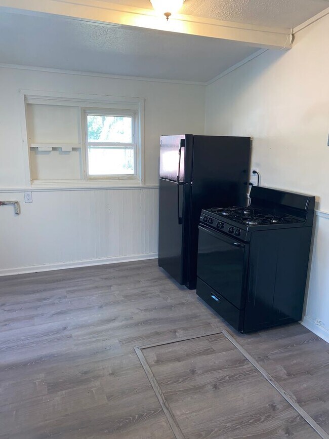 Building Photo - Coming soon- Spacious 2 bedroom home in Po...